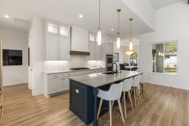 Kitchen island with pendants and the cedar-trimmed hood