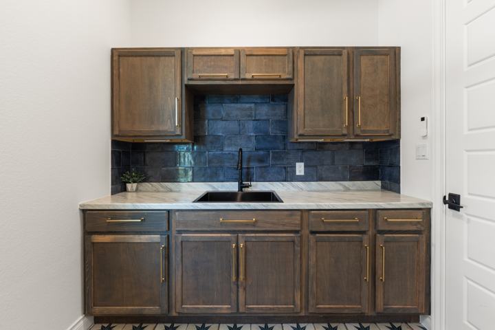 Casita kitchenette with blue tile backsplash