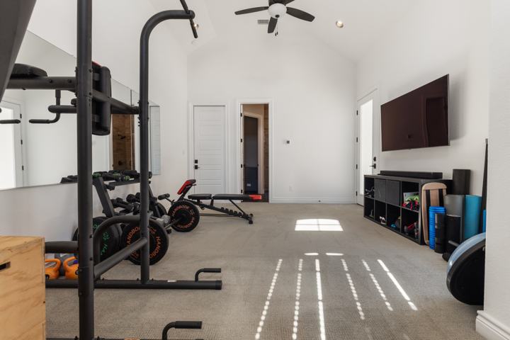 Gym room toward the bath